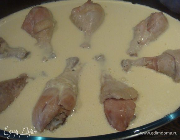 Форму смазать растительным маслом, выложить голени и аккуратно вылить тесто. Выпекаем в предварительно разогретой духовке 200°С 20-30 минут до золотистой корочки пирога.