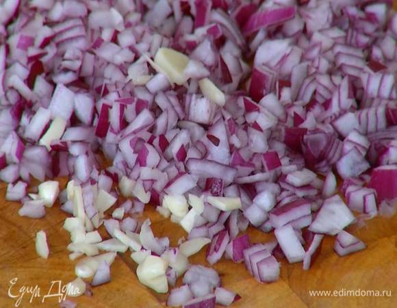 Лук и чеснок почистить и мелко порубить.