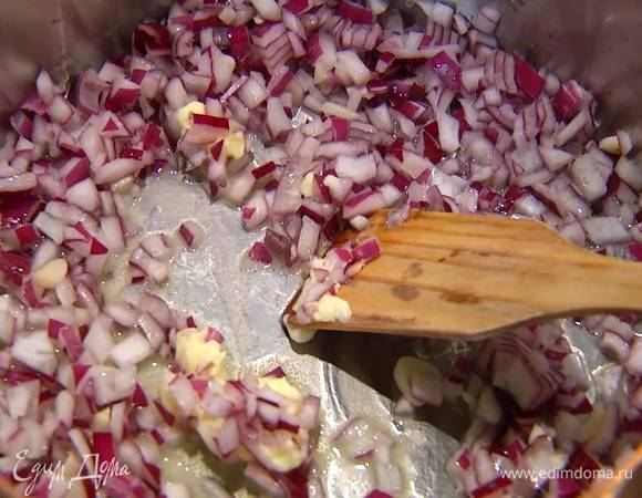 Разогреть в тяжелой сковороде оливковое и сливочное масло и обжарить лук и чеснок на медленном огне до прозрачности.