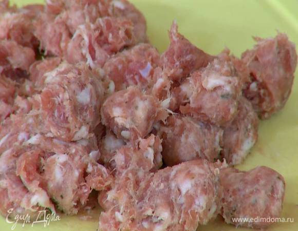 Купаты, удалив оболочку, порезать небольшими кусочками, выложить к луку с чесноком и обжарить.