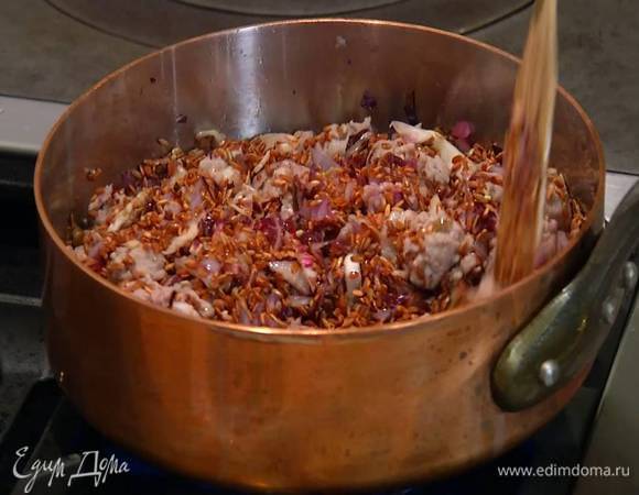 Всыпать рис, все перемешать и слегка прогреть.