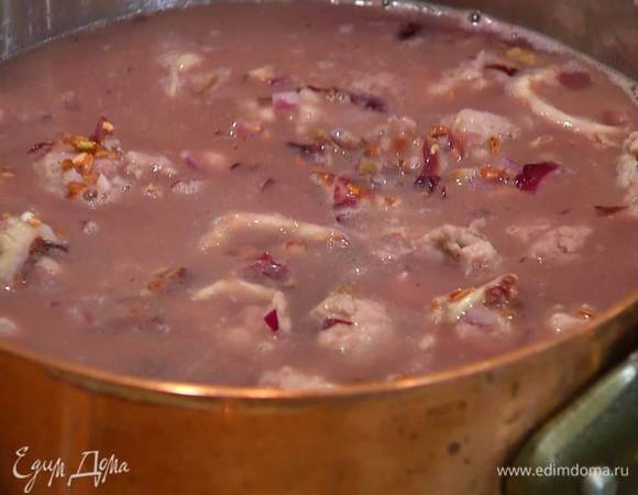 Влить вино, все еще раз перемешать и дать алкоголю выпариться, затем влить горячий бульон, так чтобы рис был полностью покрыт жидкостью и, не накрывая крышкой, варить рис до готовности.