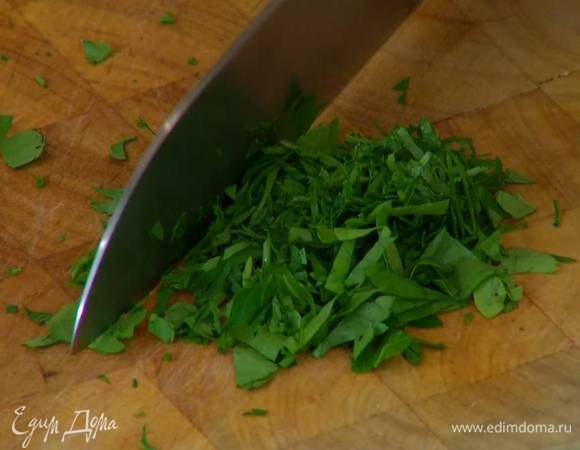 Шнитт-лук мелко порубить.