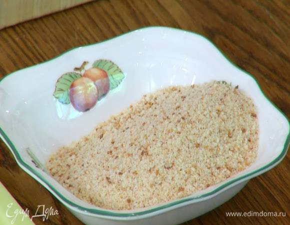 Сухой хлеб измельчить в блендере в мелкую крошку.