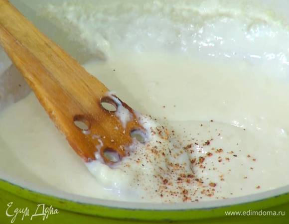 Приготовить бешамель: растопить в сковороде сливочное масло, всыпать муку и, непрерывно перемешивая венчиком, заварить, затем тонкой струйкой влить молоко, продолжая вымешивать до получения однородного соуса. Снять сковороду с огня, добавить мускатный орех и еще несколько минут вымешивать.