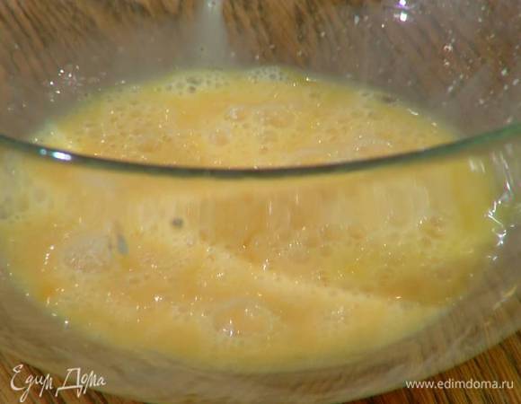 Яйцо посолить, поперчить и слегка взбить вилкой.