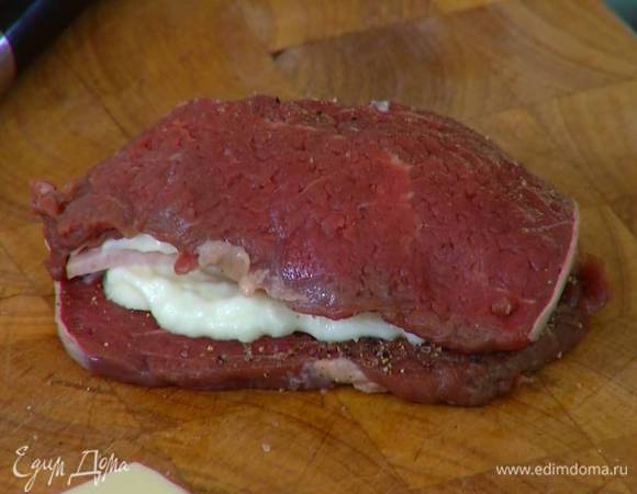 На три эскалопа выложить по ломтику сыра, смазать соусом бешамель, сверху поместить ветчину, снова смазать соусом и накрыть оставшимися эскалопами.