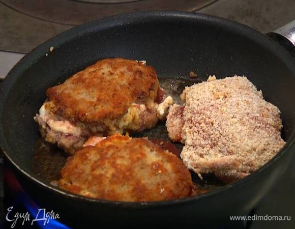 Разогреть в сковороде оливковое масло и обжарить мясо с двух сторон до готовности.