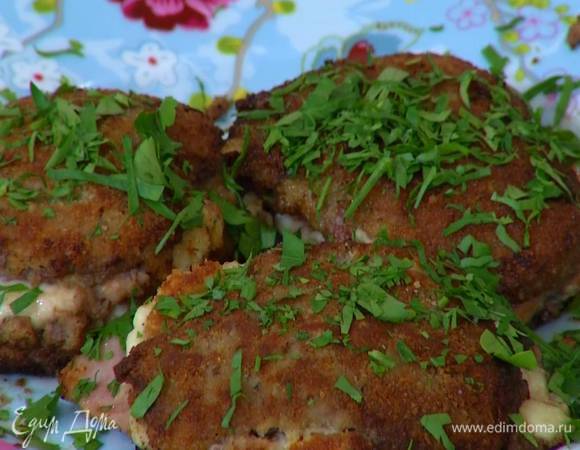 Петрушку мелко порубить и посыпать готовые эскалопы.