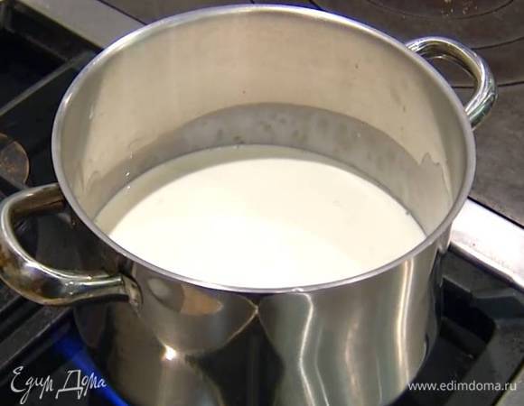 Сливки и молоко влить в кастрюлю и на медленном огне довести до кипения, но не кипятить.