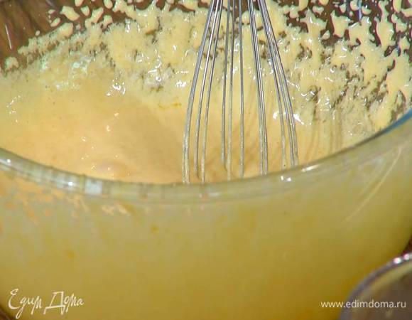 Желтки и 120 г сахара взбивать блендером с насадкой-венчиком 3‒5 минут до получения пышной, воздушной массы.