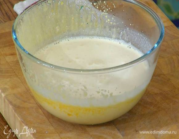 Заварить сливочно-яичную массу в микроволновой печи и отправить в морозилку или в машинку для приготовления мороженого.