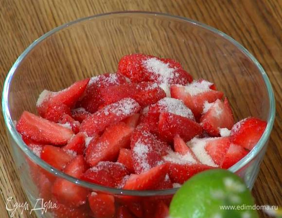Клубнику разрезать на 4 части, посыпать оставшимся сахаром и дать постоять.