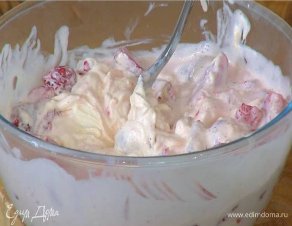 В охлажденное мороженое добавить клубнику вместе с выделившимся соком и все перемешать.