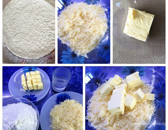 Просеиваем в миску муку с солью. Масло из холодильника нарезаем кубиками. Сыр натираем на мелкой терке. Воду остужаем в морозилке.
Соединяем муку, сыр и масло. 