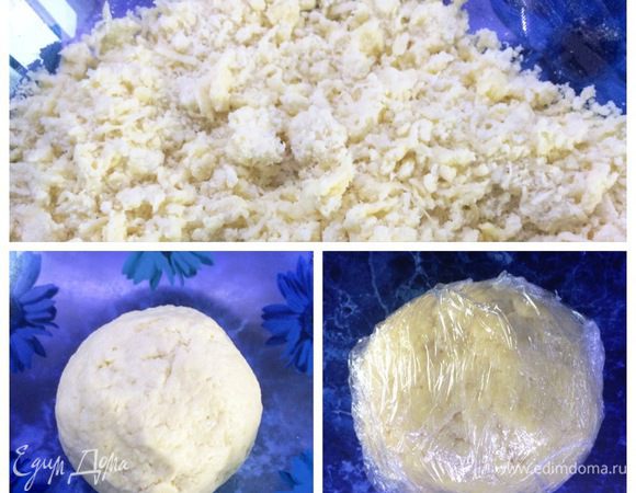 Руками смесь растираем в крошку. Добавляем холодную воду и собираем тесто в шар. Оборачиваем пищевой пленкой и отправляем на час в холодильник.