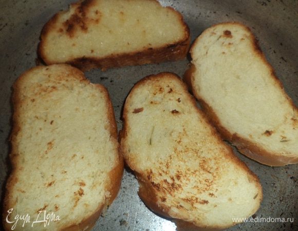 На сковороду налить 1 ч. л. растительного масла.
Батон нарезать ломтиками, обжарить ломтики с двух сторон, выложить на блюдо.