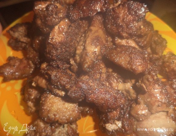 На сковороду добавить растительное масло, обжарить печенку с двух сторон. Выложить обжаренную печенку на тарелку, каждую разрезать на 2-3 части, перемешать с маринованным луком.