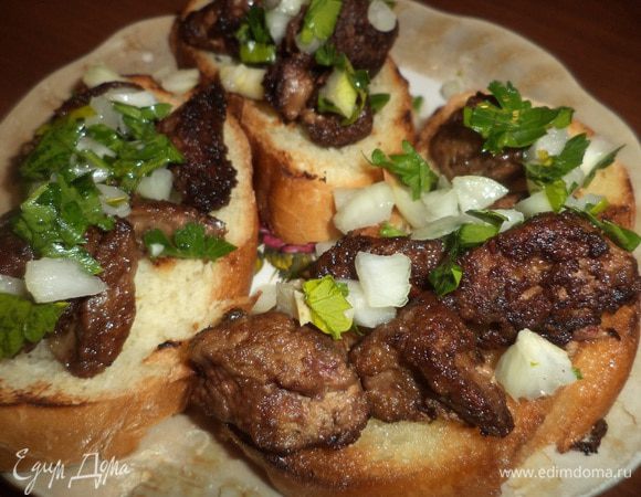 На гренки выложить печенку и лук.
Приятного аппетита!