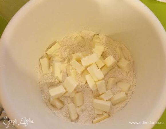 Тесто: муку, масло и соль смешать в крошку.