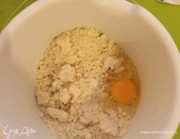 Добавить холодную воду, яйцо и замесить тесто (может придется добавить муки).