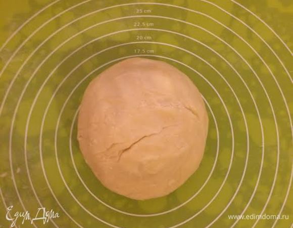 Слепить тесто в шар и отправить в холодильник на 30 минут.