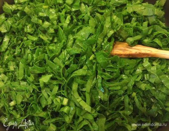 Добавить шпинат, соль, перец и тушить минут 10-15, пока не выпарится жидкость.