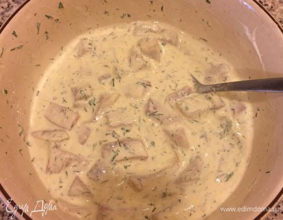 Яйца смешать со сметаной и добавить к рыбе. Посолить, поперчить и перемешать.