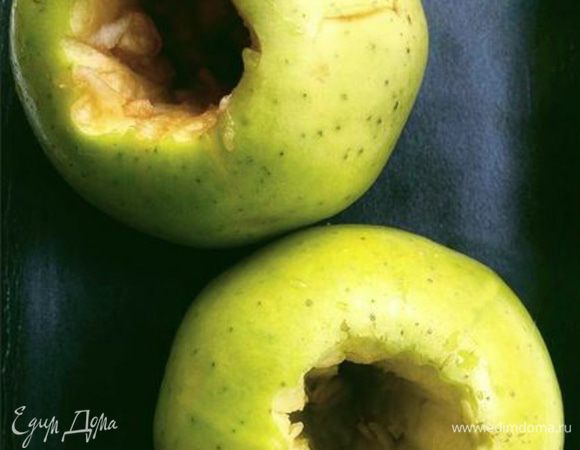 Срезать с яблока «крышечку» и вырезать сердцевину, не прорезая до конца. Зубочисткой сделать в кожуре проколы, чтобы она не лопнула во время запекания.
