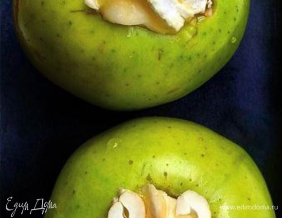 Нафаршировать яблоки нарезанным на кусочки бри. По желанию можно добавить мед и дробленые орехи (у меня кешью).
