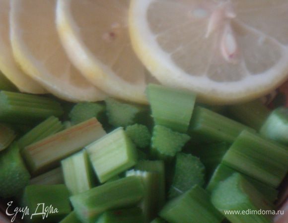 Ревень моем, чистим, нарезаем на кусочки. Лимон моем, нарезаем кольцами.