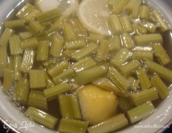 Кастрюлю с водой ставим на огонь доводим до кипения. Аккуратно всыпаем ревень с лимоном, опять доводим до кипения, добавляем сахар по вкусу, уменьшаем огонь и варим еще 10-15 минут. Выключаем компот, накрываем крышкой и даем настояться 30-40 минут.