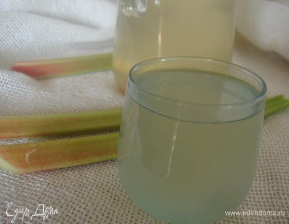 Компот переливаем в кувшин. Остужаем в холодильнике и наслаждаемся. Для лета в жару это большое удовольствие!