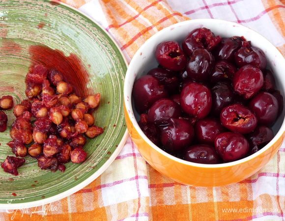 Черешню помыть, извлечь косточки.