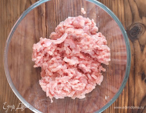Филе кролика вымыть, порезать на небольшие кусочки и пропустить через мелкую решетку мясорубки.