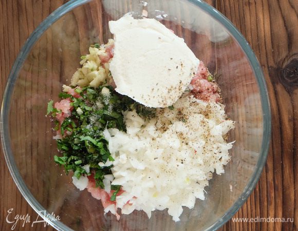 Лук чистим, мелко режем, чеснок пропускаем через чеснокодавку, петрушку и базилик мелко режем. Лук, чеснок и травы добавляем к фаршу. Туда же отправляем листики тимьяна и творожный сыр. Солим, перчим. Перемешиваем тщательно руками.