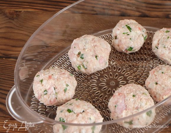 Укладываем тефтели в чашу пароварки и ставим таймер на 15-20 минут.