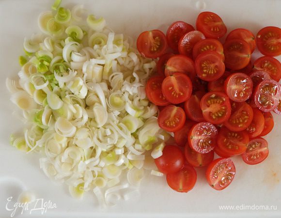 Пока тефтели варятся, готовим гарнир. Разогреваем сковороду с небольшим количеством оливкового масла. Лук порей нарезаем полукольцами, черри- пополам.