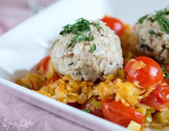 Выкладываем гарнир на тарелку, сверху укладываем тефтели. Быстрое, низкокалорийное и очень вкусное блюдо готово!