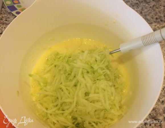 Цукини натереть на крупной терке, добавить в кефир и перемешать.