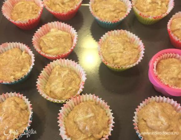 Выложить тесто в формочки.