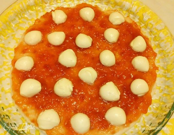 Шарики моцареллы разрезать пополам. Выложить поверх джема.