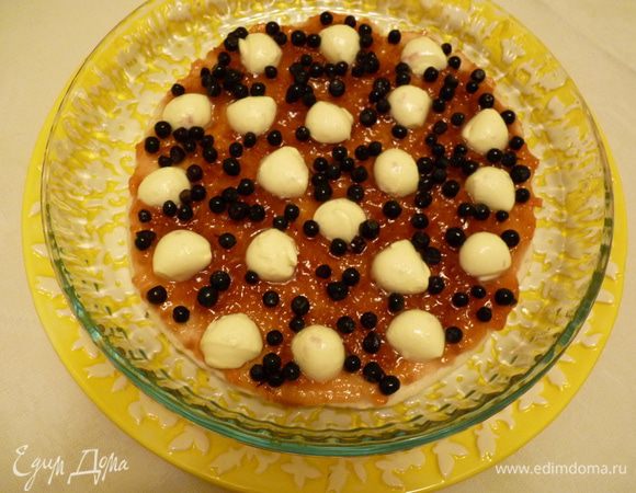 Посыпать черникой.