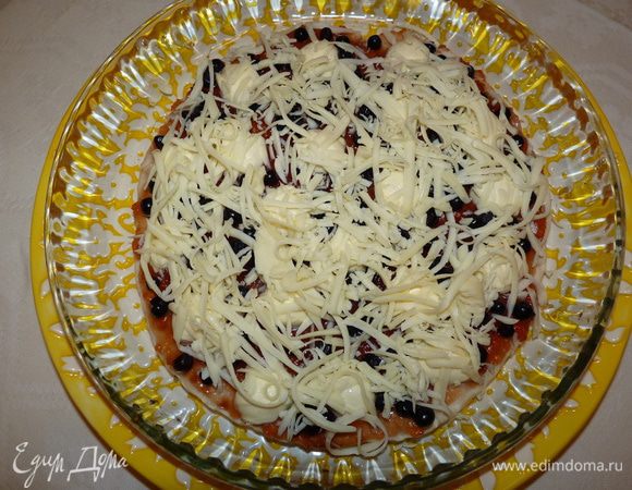 Натереть сыр и посыпать сверху.