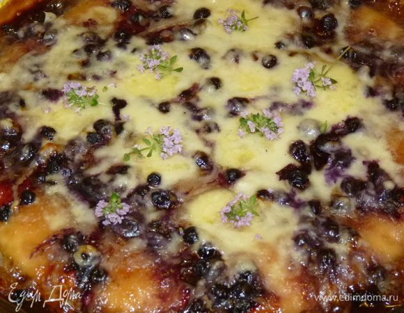 Поставить пиццу в разогретую заранее до 180°С духовку на 15 мин. Остудить. Я украсила цветочками тимьяна.