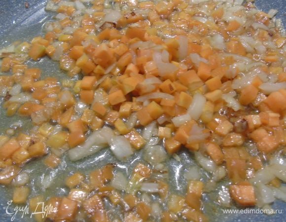 На сковороде разогреваем два вида масла, добавляем мелко нарезанный лук и морковь, слегка обжариваем.