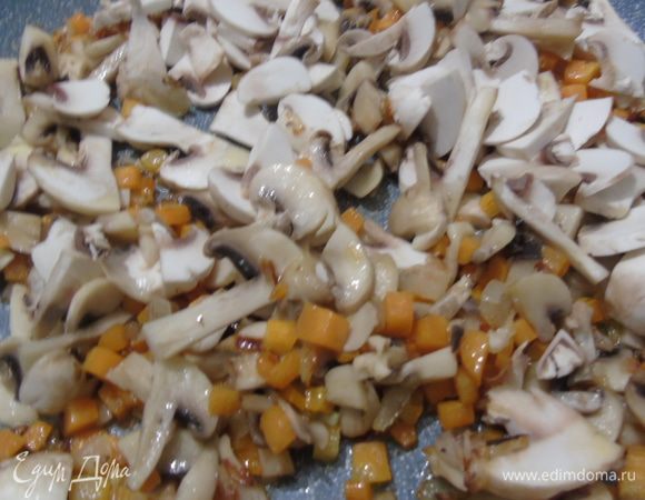 Добавляем нарезанные пластинами грибы, солим и перчим, всыпаем тимьян, жарим минуты 3-4.