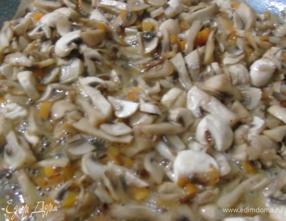 Вливаем вино и готовим пока оно не выпарится.