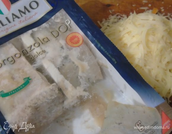 Добавляем натертый пармезан (или другой сыр) и горгонзолу.