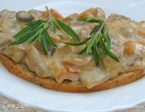 Сразуу же подаем присыпав по желанию свежим тимьяном или кусочками горгонзолы, а можно и тем и другим... Наливаем бокал вина и наслаждаемся, это очень вкусно...